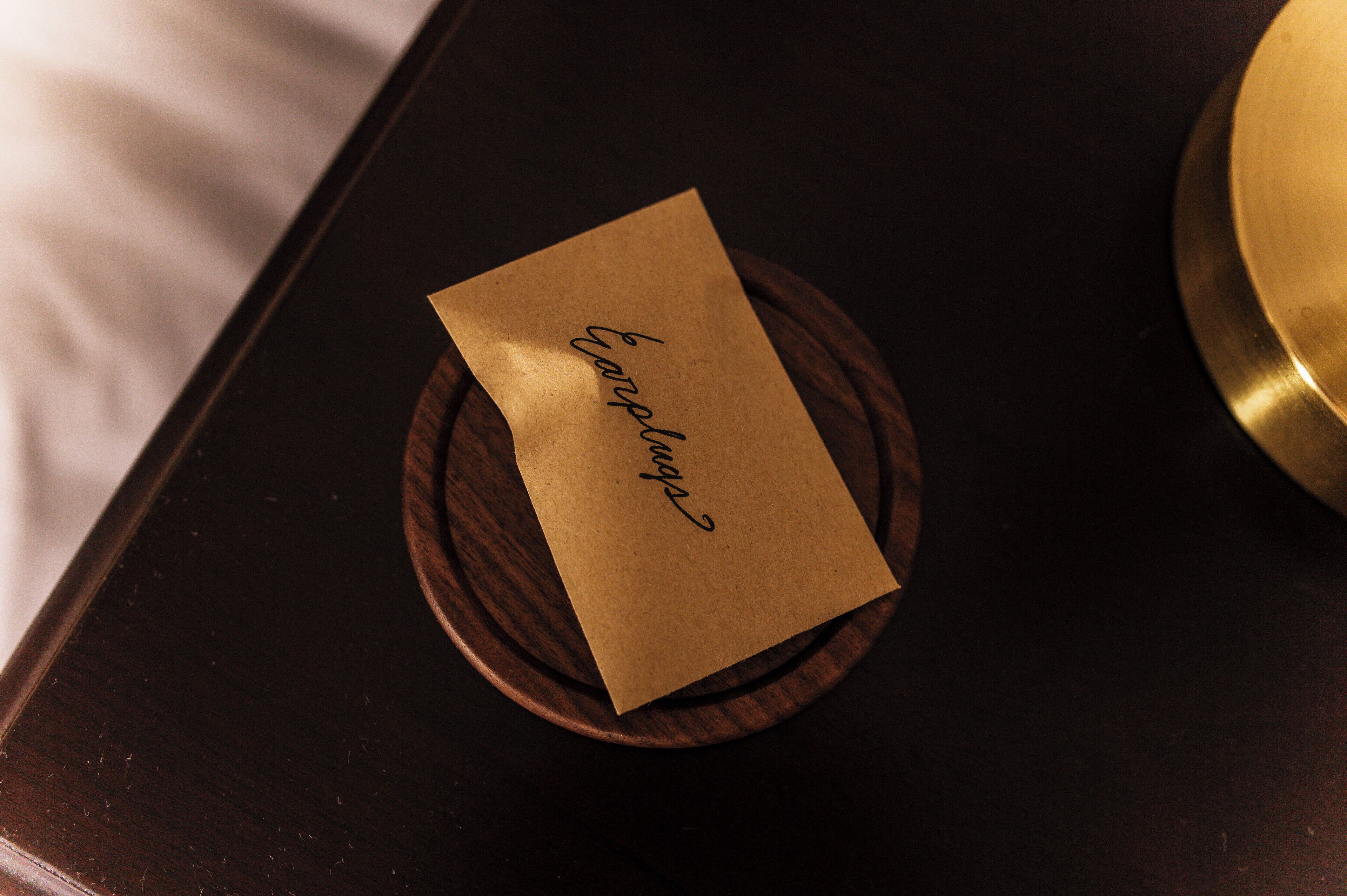 Een houten dienblad met een bruin papieren label waarop 'Carpentry' staat.