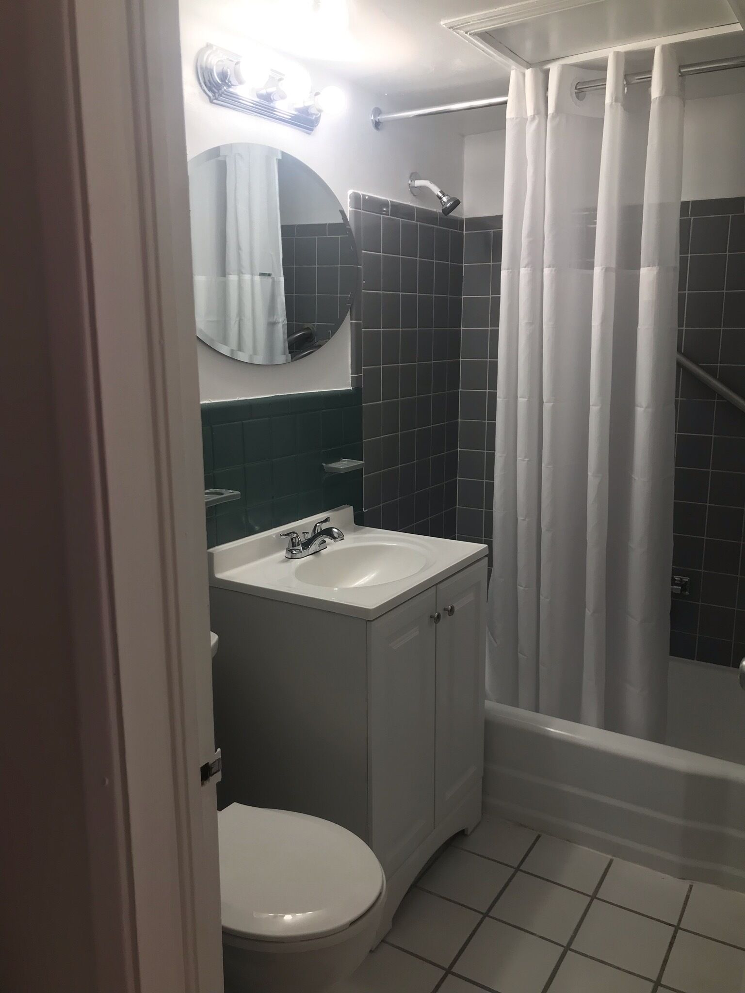 Asciugamani, sapone, shampoo, carta igienica