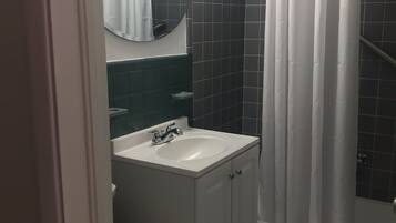 Asciugamani, sapone, shampoo, carta igienica