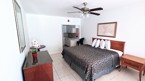 Comfort Room | Pillowtop beds, desk, laptop workspace, free cribs/infant beds - Sahara Beach Club (Sunny Isles Beach)
