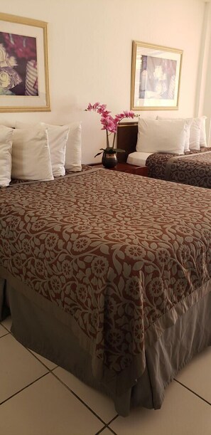 Pillow-top beds, desk, laptop workspace, free cots/infant beds - Sahara Beach Club (Sunny Isles Beach)
