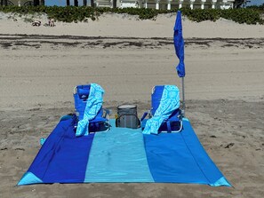 In Strandnähe, Liegestühle, Strandtücher