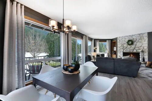 Mid-Century Escape | Mt Hood Resort | Views + Pets