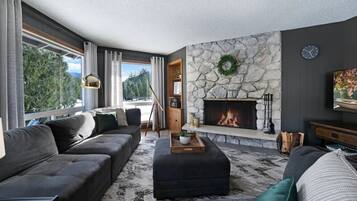 Smart TV, fireplace, music library, stereo