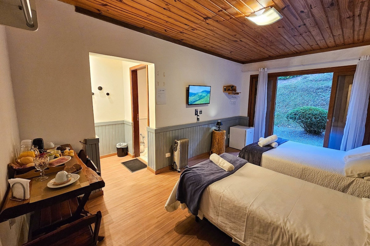 Driepersoonskamer | Gratis wifi, beddengoed