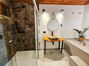 Suite Deluxe | Bagno | Asciugacapelli, asciugamani, sapone, shampoo