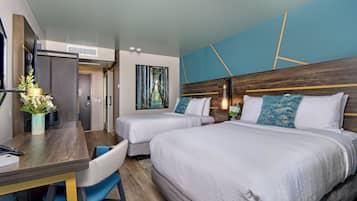 Una habitación de hotel con dos camas, un escritorio y una silla.