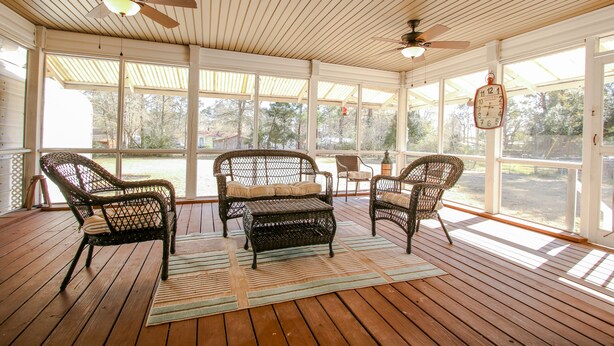 A covered porch with wicker furniture, a ceiling fan, and a clock. - Southern Living for 4 in Richmond Hill (Richmond Hill)