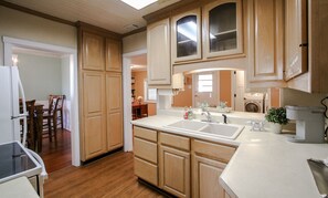 Casa Grand | Cocina privada | Refrigerador con congelador, microondas, horno y parrilla de estufa