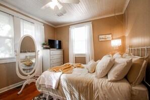 Grand House | 2 bedrooms, premium bedding, iron/ironing board, free WiFi - Southern Living for 4 in Richmond Hill (Richmond Hill)