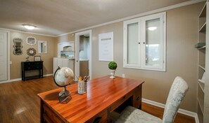 Grand House | Living area | 50-inch Smart TV with digital channels, TV, Netflix - Southern Living for 4 in Richmond Hill (Richmond Hill)