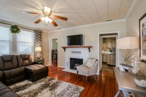 Grand House | Living area | 50-inch Smart TV with digital channels, TV, Netflix - Southern Living for 4 in Richmond Hill (Richmond Hill)