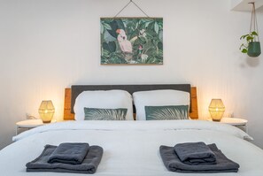 2 habitaciones, escritorio y tabla de planchar con plancha 