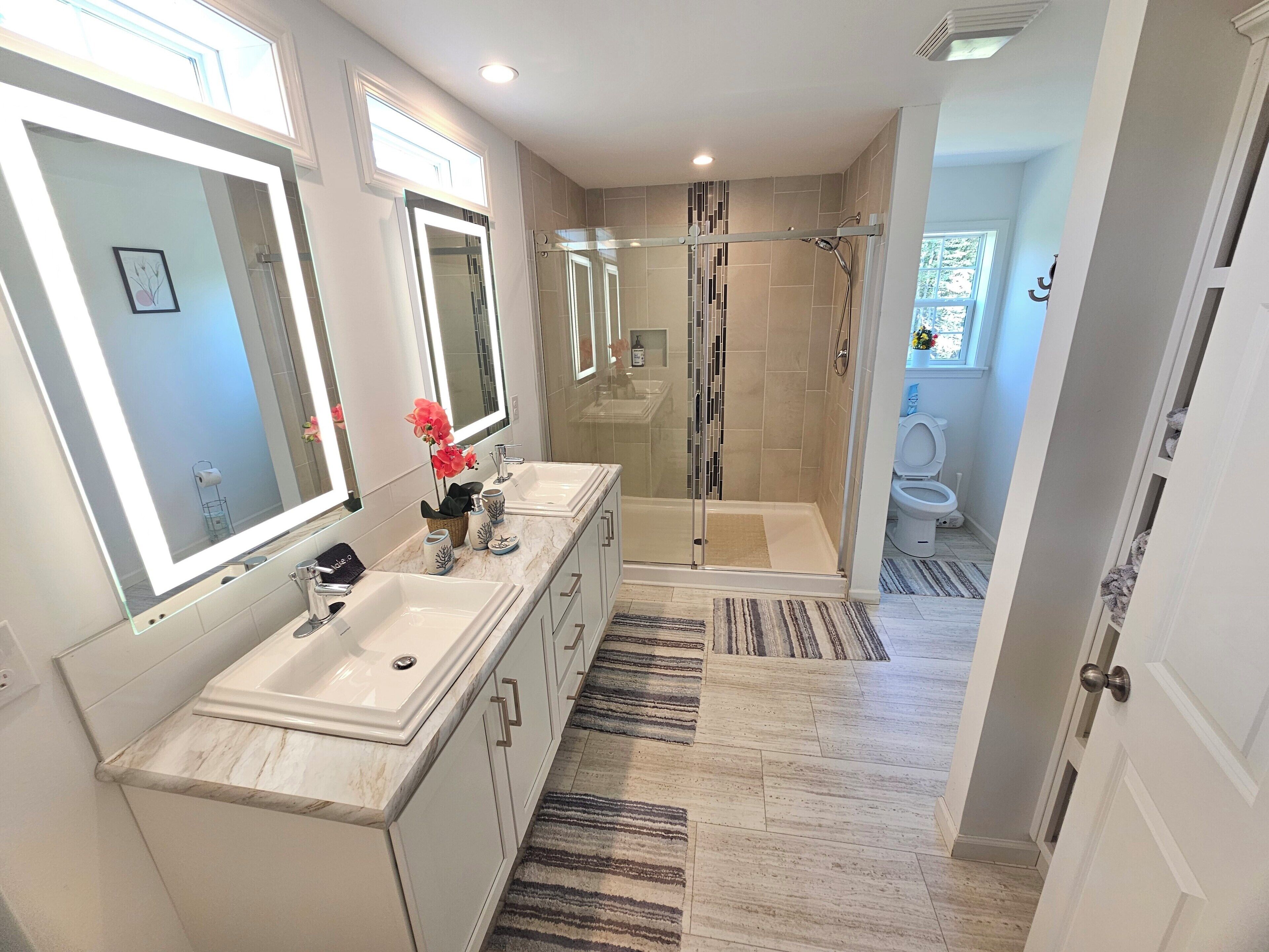 Combined shower/bathtub, hair dryer, towels, soap
