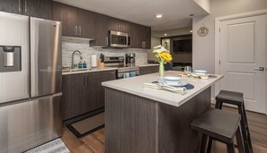 Fridge, microwave, oven, stovetop - Modern, Stylish & Cozy Suite with Private Gym (Edmonton)