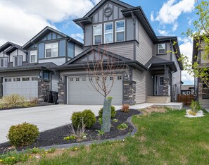 Exterior - Modern, Stylish & Cozy Suite with Private Gym (Edmonton)