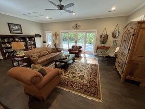 Smart TV, reproductor de DVD y libros 