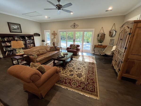 Smart TV, reproductor de DVD y libros 