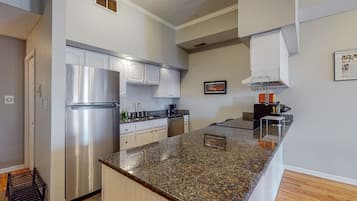 Réfrigérateur, micro-ondes, four, plaque de cuisson