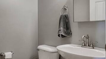 SĂšche-cheveux, serviettes fournies