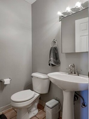 Sèche-cheveux, serviettes fournies