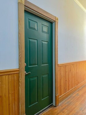 Interior - Illini Suite Downtown Champaign (Champaign)