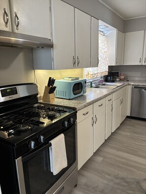 Fridge, microwave, oven, stovetop - The Nest Downtown Mahomet (Mahomet)