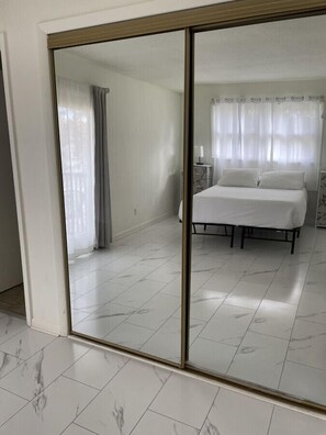 Bureau, Wi-Fi gratuit, draps fournis