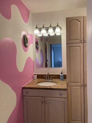 Sèche-cheveux, serviettes fournies