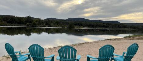 Sur la plage, chaise longue