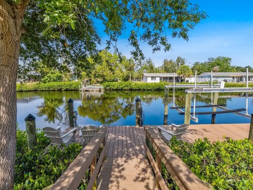 New Pool! - Tropical Waterfront Cottage -Dock & Optional Boat