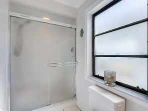 Shower - New Pool! - Tropical Waterfront Cottage -Dock & Optional Boat (Nokomis)
