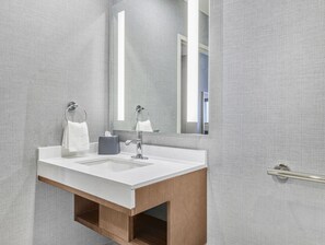 Chambre, 1 très grand lit et 1 canapé-lit (Roll-In Shower) | Salle de bain