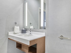 Chambre, 1 trÚs grand lit et 1 canapé-lit (Roll-In Shower) | Salle de bain