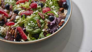 Eine Schüssel gemischter Salat mit verschiedenen Gemüsesorten und Früchten.