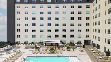 Ulkouima-allas, aurinkovarjoja, aurinkotuoleja