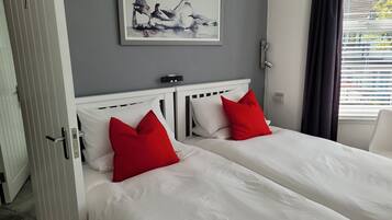 Habitación Deluxe con 2 camas individuales, baño en la habitación, vista parcial al mar | Sábanas de algodón egipcio, ropa de cama de alta calidad y edredón