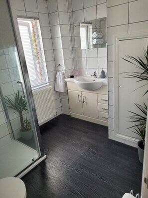 Suite Deluxe, baño en la habitación | Baño | Regadera, amenidades de baño gratuitas, secadora de cabello, toallas 
