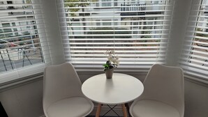 Deluxe Twin Room, Ensuite, Partial Sea View | Egyptian cotton sheets, premium bedding, down comforters - Edelweiss Guesthouse (Southend-on-Sea)