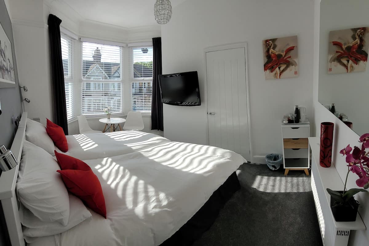 Deluxe Twin Room, Ensuite, Partial Sea View | Egyptian cotton sheets, premium bedding, down comforters