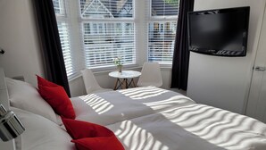 Deluxe Twin Room, Ensuite, Partial Sea View | Egyptian cotton sheets, premium bedding, down comforters - Edelweiss Guesthouse (Southend-on-Sea)