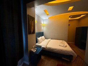 Basic Room | Bathroom | Shower, hair dryer, towels - Kadikoy Viva Hotel (Istanbul)