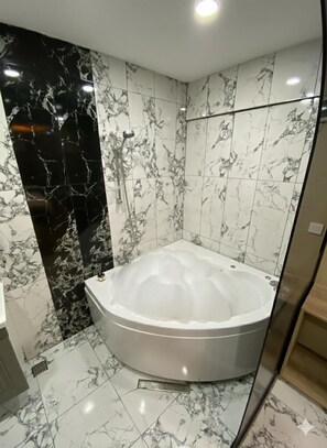 Chambre Deluxe | Salle de bain | Douche, séchoir à cheveux, serviettes fournies
