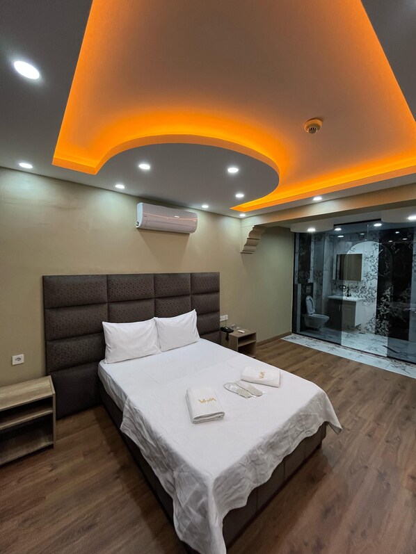 Deluxe Room | Premium bedding, down comforters, free minibar, individually furnished