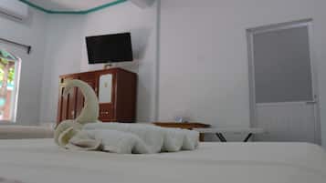 Habitación básica con 2 camas individuales | Wifi gratis y ropa de cama
