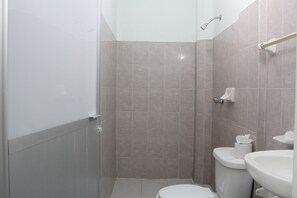 Basic Twin Room | Bathroom | Shower, towels, soap, shampoo - Hotel Gamito (Puerto Escondido)