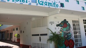 A hotel entrance with a sign reading "Hotel Gamito." - Hotel Gamito (Puerto Escondido)