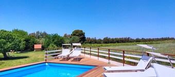 HOUSE 2 MINUTES FROM THE SEA SURROUNDED BY NATURE, WITH SWIMMING POOL AND HOT TUB