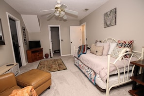 5 عدّة غرف نوم ومكواة/لوح كي وسرير سفر وواي فاي