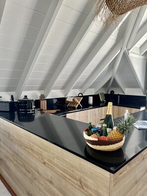 Fridge, microwave, oven, stovetop - Unique style loft, With spa-150 mètres to the beach (Gustavia)